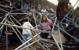 Des spectatrices tente de se frayer au passage au milieu des décombres après l'effondrement d'une tribune dans le stade de Furiani, avant le match entre Bastia et Marseille, le 5 mai 1992