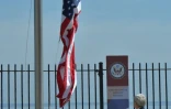 Le secrétaire d'Etat John Kerry regarde le drapeau américain hissé à l'ambassade des Etats-Unis à la Havane à Cuba, le 14 août 2015