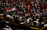 Le Premier ministre français François Bayrou (d.) s'exprime lors d'une séance de questions au gouvernement à l'Assemblée nationale, à Paris, le 18 février 2025