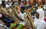 Des membres de la philarmonie d'Odienné, en Côte d'Ivoire, le 21 mai 2024 