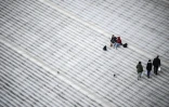 Pause déjeuner sur les marches de la Grande arche de La Défense, le 7 octobre 2020