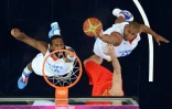 Les Français Boris Diaw (g) et Ronny Turiaf lors des JO-2012 en quarts de finale du tournoi olympique face à l'Espagne, le 8 août 2012 à Londres
