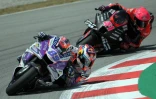 Le pilote Aprilia Aleix Espargaro chasse Jorge Martin (Ducati-Pramac) sur le circuit catalan de Montmeló, le 5 juin 2022 