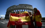 Des jeunes posent derrière un drapeau espagnol alors qu'ils se rassemblent près du Colisée lors du Jubilé de la Jeunesse à Rome le 31 juillet 2025