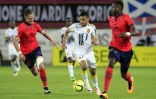 Sofiane Boufal (au milieu) face au défenseur croate du Gazélec Damjan Djokovic, le 16 avril 2016 à Ajaccio