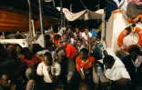 Photo prise et fournie le 25 juin 2018 par l'ONG allemande Mission Lifeline montrant des migrants à bord du navire humanitaire Lifeline au large de Malte