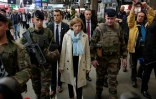 La ministre des Armées Florence Parly, entourée de membres de l'opération Sentinelle à la gare Montparnasse à Paris, le 2 octobre 2017
