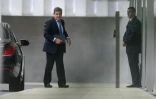 Le Portugais Fernando Gomes (g), membre exécutif de l'UEFA, à son arrivée au siège de l'instance à Nyon en Suisse, le 15 octobre 2015