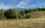 Vue panoramique des montagnes Tarcu, une zone sauvage où vivent des bisons, à côté du village d'Armenis, au sud de Timisoara, en Roumanie, le 24 septembre 2021 
