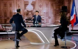 Le candidat-président Emmanuel Macron lors d'une interview avec Anne-Claire Coudray (d) et Gilles Bouleau (g) sur le plateau de TF1 à Boulogne-Billancourt, le 6 avril 2022