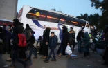 Des civils syriens ayant été évacués de Douma arrivent à Qalaat al-Madiq dans la province de Hama, le 2 avril 2018