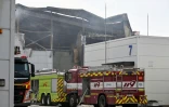 Des camions de pompiers devant une usine de batteries détruite par le feu, à Hwaseong, en Corée du Sud, le 24 juin 2024