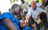 Le secrétaire général adjoint aux affaires humanitaires et coordonnateur des secours d'urgence de l'ONU, Stephen O'Brien (R), se penche vers une femme et son enfant malnutris dans un centre de stabilisation à Ganyiel, dans le comté de Panyijiar, au Sud-Soudan, le 4 mars 2017