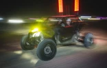 Deux hommes participent à une course nocturne dans leur buggy, près de Somerton, en Arizona, le 18 octobre 2026