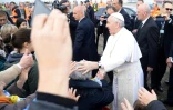 Le pape François salue la foule à son arrivée à Milan, le 25 mars 2017