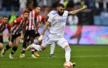 L'attaquant du Real Madrid, Karim Benzema, marque sur pénalty le 2e but face à l'Athletic Bilbao, lor de la finale de la Supercoupe d'Espagne, le 16 janvier 2022 à Ryad