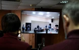 Des journalistes suient sur un écran les images de la salle d'audience où se déroule le procès d'Alexeï Navalny, le 15 février 2022 à Pokrov, en Russie