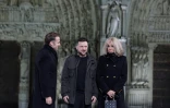 Volodymyr Zelensky, entouré d'Emmanuel Macron et Brigitte Macron, le 7 décembre 2024 lors de la réouverture de la cathédrale Notre-Dame