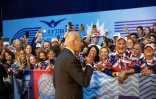 Le président américain Joe Biden parle avec des athlètes américains participant aux Maccabiah Games à Jerusalem le 14 juillet 2022