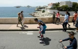 Des promeneurs sur la route de la Corniche Ă Marseille le 23 mai 2021