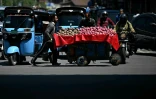 Un marchand pousse son chariot à Srinagar, le 12 mai 2025, à la frontière entre l'Inde et le Pakistan, où la vie a repris après le retour au calme à la frontière