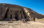 Des touristes sont pris en photo devant un des temples du site d'Abou Simbel, consacré à Ramsès II, le 25 novembre 2017, dans le sud de l'Egypte