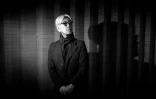 Le compositeur japonais Ryuichi Sakamoto pose le 30 juin 2016 à Paris
