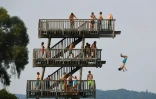 Des nageurs font la queue pour plonger dans une piscine à Utting am Ammersee, en Allemagne, le 4 août 2018. 