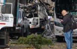 Des carcasses de véhicules sont visibles sur le site d'une attaque au camion piégé à Cali, en Colombie, le 21 août 2025