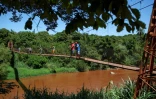 Un pont au-dessus de la rivière Paraopeba, contaminée par des résidus miniers après la rupture d'un barrage à Brumadinho, dans le sud-est du Brésil, le 29 janvier 2019