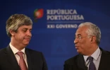 Le Premier ministre socialiste portugais, Antonio Costa (D) et le ministre des Finances, Mario Centeno, le 31 mars 2017 à Lisbonne