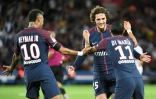 Le milieu du PSG Adrien Rabiot félicité par Neylmar et Di Maria après un but face à Toulouse au Parc des Princes, le 20 août 2017