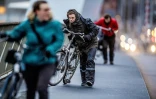 Des cyclistes face à des vents violents à Rotterdam, aux Pays-Bas, le 18 janvier 2018