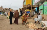 Des Soudanais font des courses sur un marché à Khartoum, le 10 juin 2023