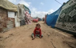 Un enfant joue dans un camp de fortune pour personnes déplacées à Deir al-Balah, dans le centre de la bande de Gaza, le 3 mars 2024