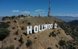 Coup de peinture le 28 septembre 2022 sur les lettres formant le nom de Hollywood avant leur centième anniversaire en 2023