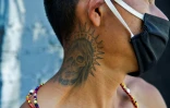 Un tatouage de la Santa Muerte sur le cou d'un jeune Mexicain, le 4 octobre 2020 à Tultitlan, dans l'Etat de Mexico
