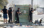Des partisans armés de Moqtada Sadr lors des combats dans la Zone verte à Bagdad, le 30 août 2022
