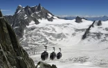 Vue en date du 5 août 2015 du téléphérique reliant l'Aiguille du Midi à la pointe Helbronner dans le massif du Mont-Blanc