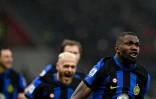 L'attaquant français de l'Inter Milan Marcus Thuram et ses coéquipiers après son but contre l'AC Milan le 22 avril 2024 à San Siro
