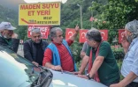 Des villageois discutent avec le directeur (3e à g) de la carrière de pierre d'Ikizdere, en Turquie, le 7 juin 2021
