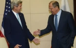 Le secrétaire d'Etat américain John Kerry et son homologue russe Sergueï Lavrov le 26 juillet 2016 à Ventiane au Laos