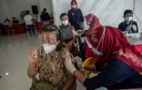 Une personne se fait vacciner contre le Covid-19 à Surabaya (Indonésie) le 25 février 2021.