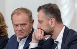 Le Premier ministre polonais Donald Tusk (g) et le ministre de la Défense Wladyslaw Kosiniak-Kamysz (d) avant une réunion du Conseil national de sécurité à Varsovie, le 11 septembre 2025