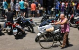 Un Libanais tient un sac de pain dans la capitale Beyrouth, le 29 juillet 2022