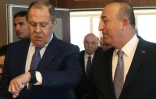 Le ministre russe des Affaires étrangères Sergei Lavrov (G) et son homolgue turc Mevlut Cavusoglu (D) à Ankara, le 8 juin 2022
 