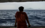Un migrant scrute la mer depuis le pont d'un bateau de l'ONG espagnole Proactiva Open Arms, le 1er juillet 2018