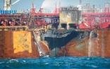 Le pétrolier Stena Immaculate endommagé à l'ancre en mer du Nord, au large de Withernsea, deux jours après avoir été heurté par le porte-conteneurs MV Solong, le 12 mars 2025 dans l'est de l'Angleterre