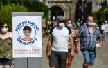 Les passants avec le masque à Locronan (oues), le 10 août 2020