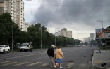 Des habitants marchent dans une rue de la capitale de l'Ukraine, Kiev, après une attaque de missiles russes, le 11 juillet 2026